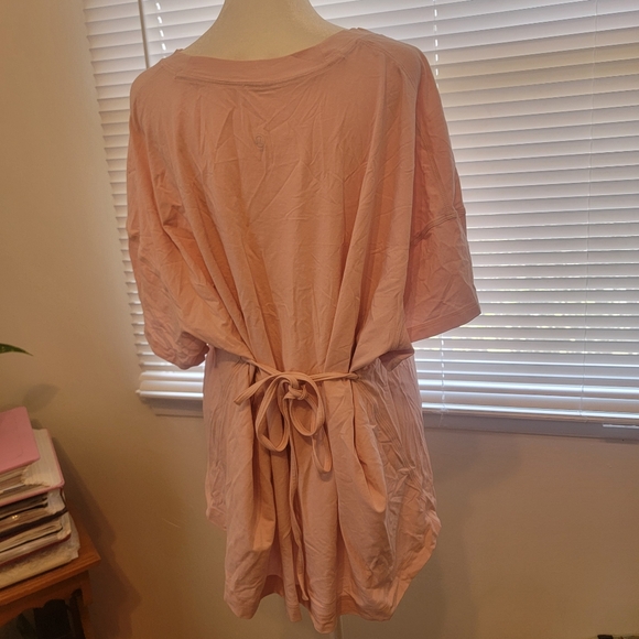 Lululemon 'Side Tie' V-Neck Tee - Picture 8 of 8